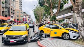 士林芝山捷運站車禍。（圖／翻攝畫面）