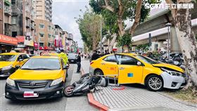 北市陳姓司機駕駛計程車時突然暴衝追撞停等紅燈的汽機車。（圖／翻攝畫面）