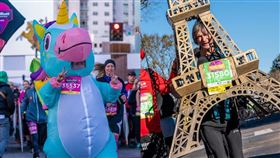 從起跑一刻至終點慶功音樂派對，沿途補給站充滿多元樂風現場演出，參賽者還可發揮創意造型裝扮。