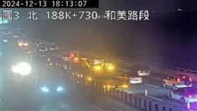 國道3號在傍晚爆發6車追撞，目前仍未暢通。（圖／翻攝自國道即時影像）