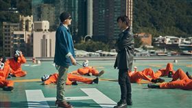 《不如海邊吹吹風》何潤東（左）客串「導演」一角，試圖向陳柏霖（左二）說明劇情的合理性。（圖／大川大立提供）