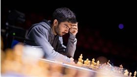 印度18歲西洋棋手多馬拉朱（Gukesh Dommaraju）在2024國際西洋棋世界錦標賽決賽，打敗中國衛冕冠軍丁立人，成為史上最年輕棋王。（圖／翻攝自Gukesh Dommaraju X）