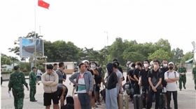 410名越南人遭遣返回國。（圖／YouTube　Truyền hình Tây Ninh）
