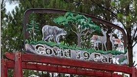 公園的入口，招牌上寫著大大的「COVID-19」。（圖／翻攝自IG＠ellavioletta）

