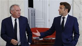 法國總統馬克宏（右）13日宣布新任總理為中間派盟友白胡（左）。圖為2人2022年6月在法國總統府艾里賽宮（Elysee Palace）會面。（圖／美聯社／達志）