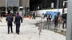 43歲林姓工人，今日下午4時許上完廁所後，因不明原因摔倒在地，經員警通知救護人員到場，林男已無呼吸心跳，送往林新醫院搶救後宣告不治。（圖／翻攝畫面）