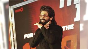 近日印度發生一起民眾踩踏導致死亡事故。在一場深夜電影首映會上，大批影迷為了爭睹印度影帝阿魯‧阿瓊的風采，混亂中發生推擠踐踏，導致一對母子1死1重傷。阿瓊13日因此被捕入獄。（圖／翻攝IG／alluarjunonline）