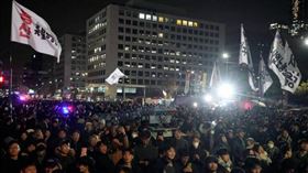 南韓民眾包圍國會，阻止戒嚴部隊進入。（圖／達志／美聯社）