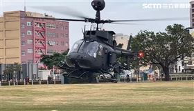 AH-1W眼鏡蛇攻擊直升機、OH-58D戰搜直升機，接連降落駁二藝術特區。（圖／記者朱韋達攝影）