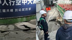 意外造成鄰近路面約10公尺寬30公尺長左右道路面積沈陷。（圖／翻攝畫面）
