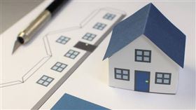 ▲父母若將保單「要保人」改成孩子，亦等同於贈與行為。（示意圖／翻攝自photoAC）