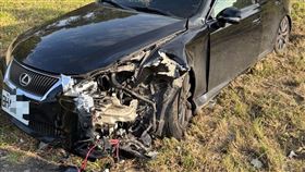 狀況連連！她下國道衝出邊坡⋯又撞倒路燈