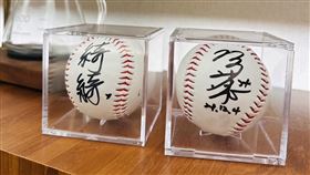 陳傑憲夫婦簽名球抵諮詢費  嘉義律師開心收了嘉義市律師王振名表示，13日有一名熟識的蕭姓友人到事務所諮詢，他原本就打算不收任何費用，但對方執意要以禮相贈，拿出2顆簽名球答謝，王振名看到簽名的是世界12強棒球賽台灣隊長陳傑憲與其妻子綺綺，當場愛不釋手。（王振名提供）中央社記者黃國芳傳真  113年12月13日