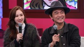 吳姍儒（左）跟吳宗憲一起主持。（圖／中天提供）