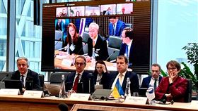 我國駐英國大使姚金祥（銀幕中間者）於歐銀「烏克蘭復甦及重建擔保機制」（URGF）啟動儀式中致詞。（圖／外交部提供）