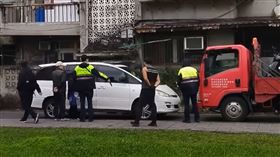 雙方僵持15分鐘，直到警方到場才化解。（圖／翻攝自爆廢公社）