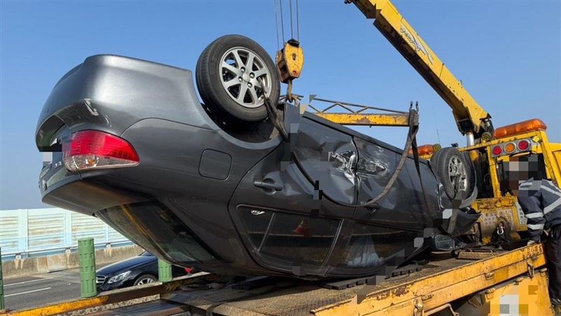 國道3轎車翻覆！3歲童「1關鍵」毫髮無傷