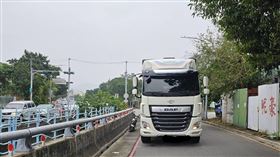 女騎士慘遭大車輾過，送醫仍不治。（圖／警方提供）