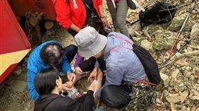 阿里山火車14日上午行經獨立山路段發生事故，1名遊客拍照時違規進入軌道區，遭列車擦撞左腳受傷。（中央社／民眾提供）