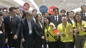 事後這群人也被起底，原來是采盟董事長古素琴帶幹部亂入，蹭球員蹭好蹭滿，直接變成造勢大會。（圖／三立新聞網）