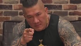 館長開箱眾多連鎖商品。（圖／翻攝自館長IG）