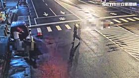 北市許男酒後拿三角錐砸毀路旁轎車遭送辦。（圖／翻攝畫面）