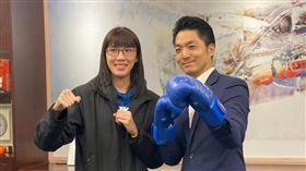 蔣萬安頒勉勵金  讚黃筱雯永不放棄拳擊女將黃筱雯（左）勇奪世界拳總年終賽冠軍，台北市長蔣萬安（右）13日接見表揚，頒發新台幣10萬元勉勵金，並盛讚其傑出表現與永不放棄的精神。（台北市體育局提供） 中央社記者陳怡璇傳真  113年12月13日