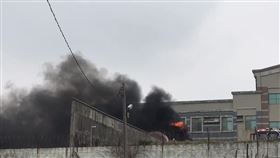 澎湖空軍基地驚傳火警，黑煙竄天際。（圖／翻攝自老高漫談臉書專頁臉書）
