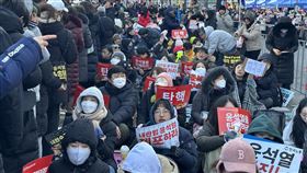 支持彈劾尹錫悅 數十萬韓國民眾湧上街頭韓國國會14日下午第2次表決總統尹錫悅彈劾案，數十萬韓國民眾湧上街頭，支持彈劾的民眾將國會前道路擠得水洩不通。中央社記者廖禹揚首爾攝  113年12月14日