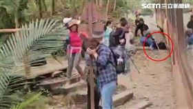 火車擦撞瞬間曝光！婦人倒地打滾淒厲慘叫，山友嚇壞抱頭迴避。（圖／花蓮縣衛生局長朱家祥提供）