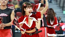 ▲臺北台新戰神啦啦隊換上耶誕主題應援服，成員Mika。（圖／記者劉彥池攝影）
