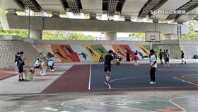 另切)爆血水聖靈教主乘勞斯萊斯現身球場 少年搶喊