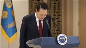 尹錫悅「短命戒嚴」遭彈劾　11天動盪總回顧 （圖／美聯社／達志影像）