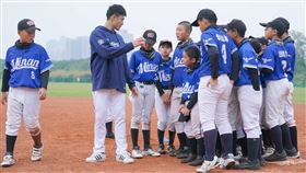 ▲悍動希望公益棒球營，王正棠、李宗賢、陳仕朋、戴培峰、葉子霆、王念好組成教練團。（圖／富邦慈善基金會提供）