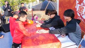 ▲統一獅潘傑楷、陳聖平、林佳緯在金門校園舉辦簽名會。（圖／統一獅提供）