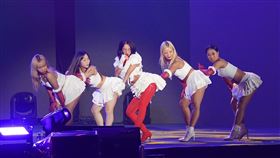 孝琳身穿白色中空上衣，頂著13度低溫秀出小蠻腰。（圖／記者趙于瑩攝影）