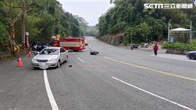 新加坡籍路男開車行經台3線時自撞電線杆，造成後座妻子傷重不治。（圖／翻攝畫面）