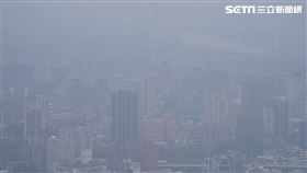 環境部今(15)日發出「空氣品質警報」，提醒南部2縣市及馬祖、金門地區的空氣品質呈現「紅色警示」。（圖／資料照）