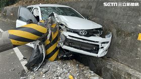 驚悚撞瞬曝！星國1家採草莓撞電桿母慘死（圖／翻攝畫面）