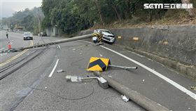 驚悚撞瞬曝！星國1家採草莓撞電桿母慘死（圖／翻攝畫面）