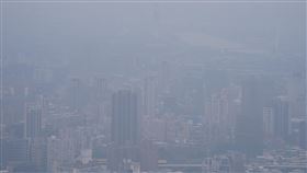 境外空污影響　北部能見度差（1）受境外空污影響，14日北部、雲嘉南及高屏地區空氣品質逐漸轉差，監測顯示，早上9時北部已有多個測站亮橘燈，主要污染物為細懸浮微粒（PM2.5）。圖為台北市大屯山系鳥瞰台北盆地，能見度不佳。中央社記者徐肇昌攝　113年12月14日