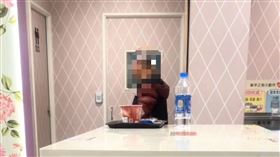 男子疑似不滿對方如廁過久，造成雙方開始爆發口角。（圖／翻攝自社會事新聞影音）