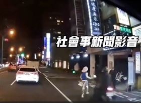 有斑馬線不走！女車陣衝出遭機車撞飛2傷(圖/翻攝社會事新聞影音)