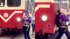婦人自拍沒算好距離，火車刷過她頭跟身體扭180度倒地。（圖／翻攝畫面）