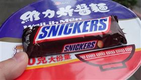 網紅律師巴毛陳宇安近日找事務所同事一起嘗試，對於這個口味則有不同想法，再度引發討論。（圖／翻攝自巴毛律師混酥團）