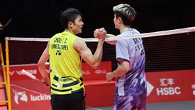 周天成（左）與石宇奇（右）賽後相互致意。（圖／羽球協會提供）