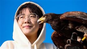 沈利倩關注身障與消弭落差，並將議題擴大至父親飼養的老鷹身上，延伸關懷觸角至生態保育領域。（圖／翻攝自教育部）