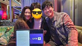 侯昌明（右）和曾雅蘭（左）兒子考上美國紐約大學。（圖／翻攝自侯昌明臉書）