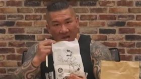 486先生陳延昶在臉書貼出館長截圖表示，「阿漢，你真的是個傻子，大家抵制的是你，不是你吃的東西」。（圖／翻攝自486臉書）

