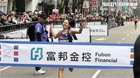「長跑甜心」張芷瑄在台北馬拉松半馬賽事中，突破個人最紀錄佳封后。（圖／記者蔡厚瑄攝影）